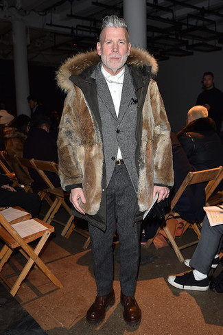 Comment porter un blazer en laine gris en hiver