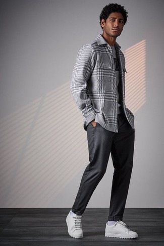 Comment porter une chemise à manches longues en laine grise