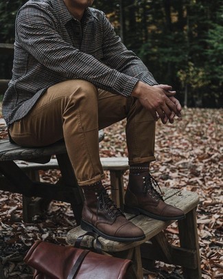 Comment porter une chemise à manches longues en laine grise