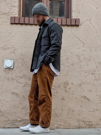 Comment porter une chemise à manches longues en laine grise