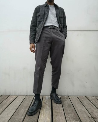 Comment porter une chemise à manches longues en laine grise