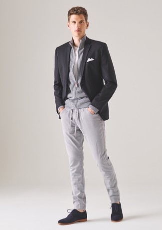 Un pantalon chino à porter avec un pull à fermeture éclair gris