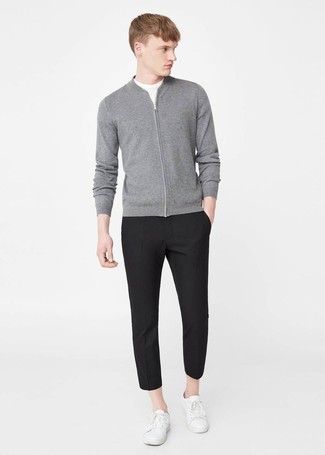 Un pantalon chino à porter avec un pull à fermeture éclair gris