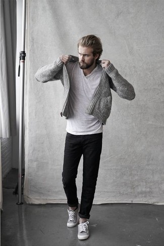 Un pantalon chino à porter avec un pull à fermeture éclair gris