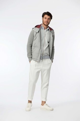 Un pantalon chino à porter avec un pull à fermeture éclair gris