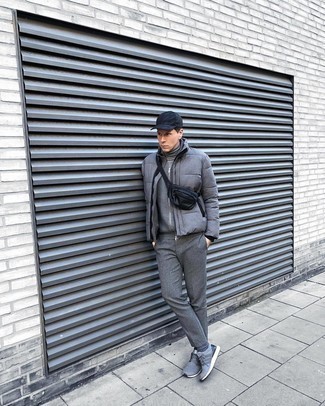 Un pantalon chino à porter avec un pull à fermeture éclair gris