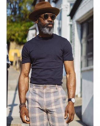 Comment porter un chapeau pour un style decontractés après 40 ans