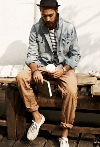 Comment porter un chapeau pour un style decontractés en été