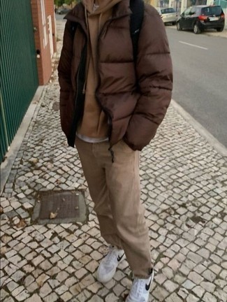 Comment porter un sweat à capuche avec une doudoune