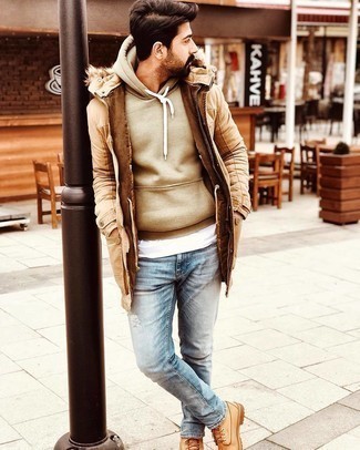 Comment porter un sweat à capuche avec des bottes de travail