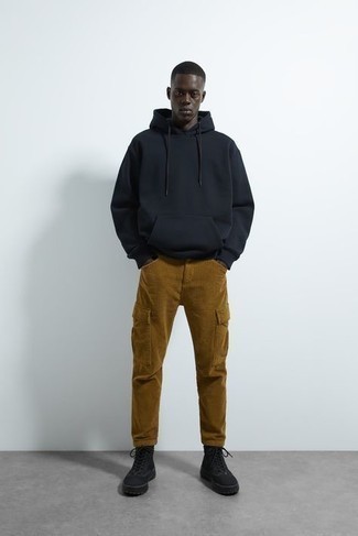 Comment porter un sweat à capuche avec des bottes de travail