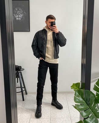 Comment porter un sweat à capuche avec des bottes de travail