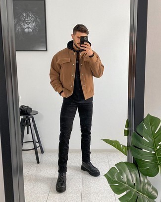 Comment porter un sweat à capuche avec des bottes de travail