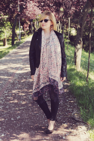 Comment porter un chemisier boutonné fuchsia