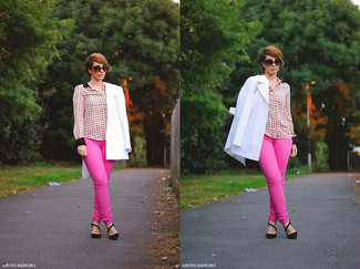 Comment porter un chemisier boutonné fuchsia