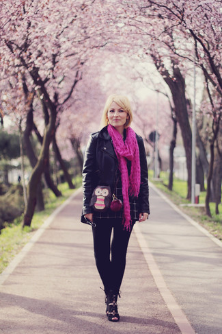 Comment porter une écharpe en tricot fuchsia