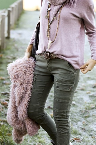 Comment porter une écharpe en tricot fuchsia