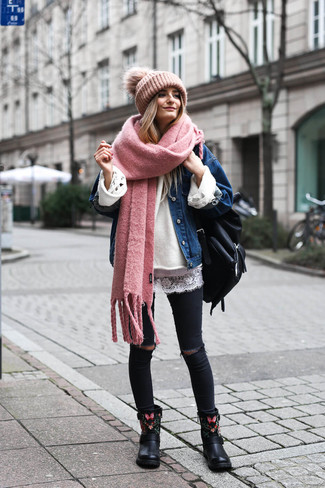 Comment porter une écharpe en tricot fuchsia