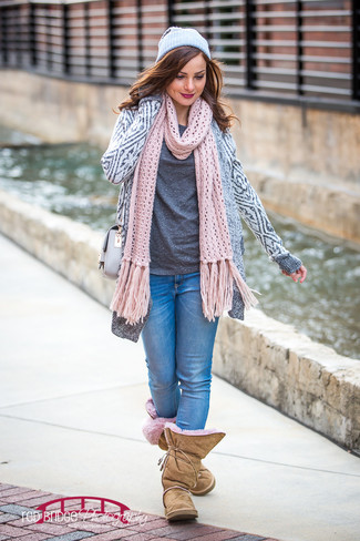 Comment porter une écharpe en tricot fuchsia