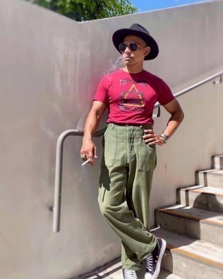 Comment porter un t-shirt à col rond imprimé fuchsia