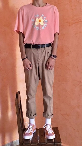 Comment porter un t-shirt à col rond imprimé fuchsia