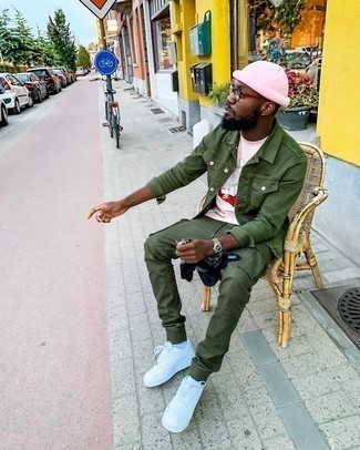 Comment porter un t-shirt à col rond imprimé fuchsia