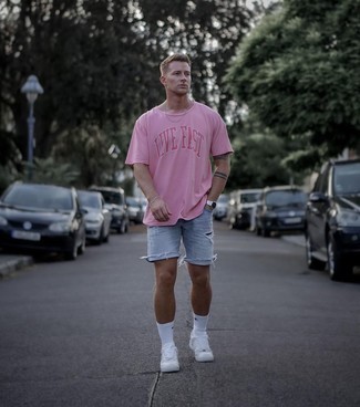 Comment porter un t-shirt à col rond imprimé fuchsia