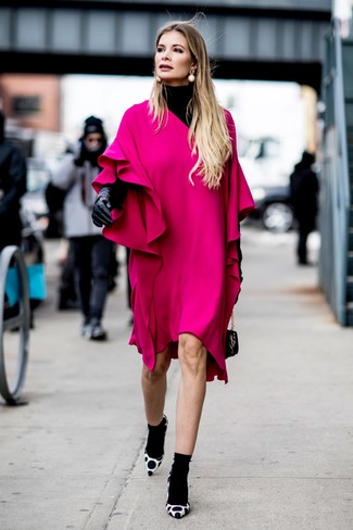 Comment porter une robe droite à volants fuchsia