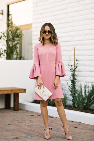 Comment porter une robe droite à volants fuchsia