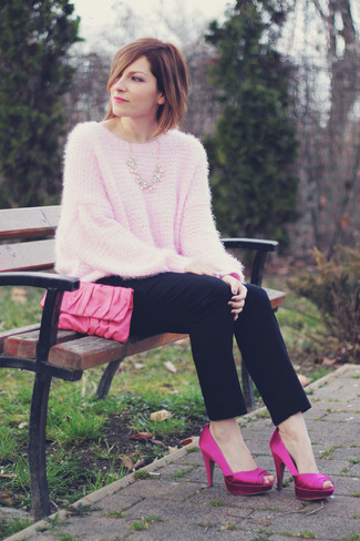 Comment porter une pochette en satin fuchsia