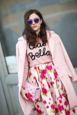 Comment porter une pochette en satin fuchsia