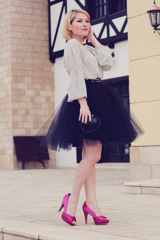 Comment porter des escarpins en satin fuchsia