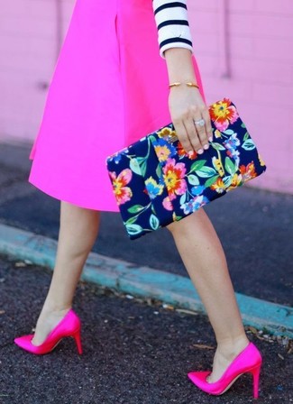Comment porter des escarpins en satin fuchsia