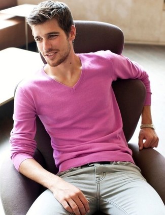 Comment porter un pull à col en v fuchsia