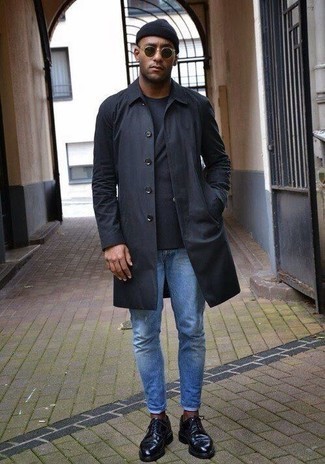Un jean à porter avec un blazer croisé bleu marine: Associe un blazer croisé bleu marine avec un jean pour créer un look chic et décontracté. Une paire de chaussures brogues en cuir noires est une façon simple d'améliorer ton look.