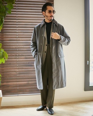 Comment porter un blazer écossais gris: Essaie de marier un blazer écossais gris avec un pantalon de costume olive pour un look pointu et élégant. Une paire de slippers en cuir noirs est une option génial pour complèter cette tenue.