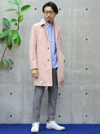 Comment porter un manteau rose: Pour créer une tenue idéale pour un déjeuner entre amis le week-end, associe un manteau rose avec un pantalon chino gris. Une paire de baskets basses en toile blanches est une façon simple d'améliorer ton look.