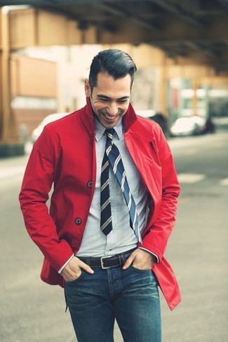 Comment porter une cravate à rayures verticales bleu marine: Pense à porter un imperméable rouge et une cravate à rayures verticales bleu marine pour un look idéal au travail.