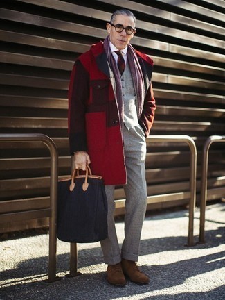Comment porter une écharpe bordeaux: Pense à porter un imperméable rouge et une écharpe bordeaux pour une tenue relax mais stylée. Jouez la carte classique pour les chaussures et opte pour une paire de bottes de loisirs en daim marron.