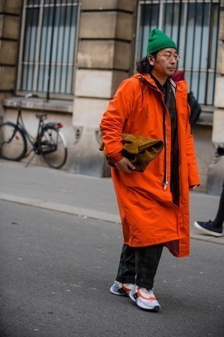 Comment porter un imperméable orange: Pense à harmoniser un imperméable orange avec un costume écossais vert foncé pour aller au bureau. Pour les chaussures, fais un choix décontracté avec une paire de chaussures de sport grises.