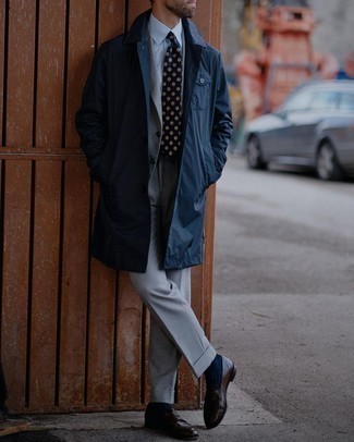 Comment porter un imperméable bleu marine: Choisis un imperméable bleu marine et un costume gris pour dégager classe et sophistication. Une paire de slippers en cuir marron foncé rendra élégant même le plus décontracté des looks.
