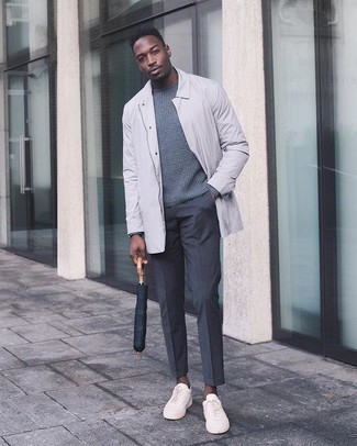 Des baskets basses à porter avec un pantalon de costume gris foncé: Pense à associer un imperméable gris avec un pantalon de costume gris foncé pour dégager classe et sophistication. Si tu veux éviter un look trop formel, choisis une paire de baskets basses.