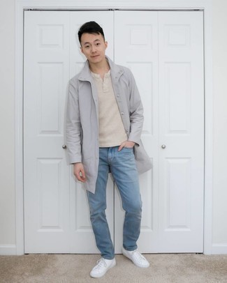 Comment porter un manteau gris: Associe un manteau gris avec un jean bleu clair pour une tenue idéale le week-end. Fais d'une paire de baskets basses en toile blanches ton choix de souliers pour afficher ton expertise vestimentaire.