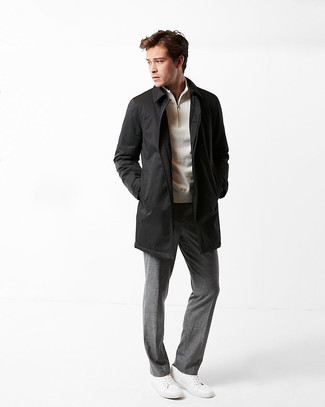 Comment porter un imperméable noir: Opte pour un imperméable noir avec un pantalon de costume gris pour une silhouette classique et raffinée. Si tu veux éviter un look trop formel, fais d'une paire de baskets basses en cuir blanches ton choix de souliers.