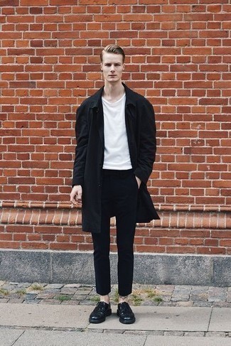 Tenue: Imperméable noir, T-shirt à col rond blanc, Pantalon chino noir, Chaussures brogues en cuir noires