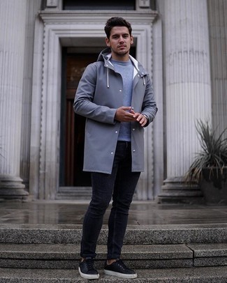 Comment porter un imperméable gris: Un imperméable gris et un jean skinny bleu marine sont une tenue avisée à avoir dans ton arsenal. Une paire de baskets basses en cuir noires est une option parfait pour complèter cette tenue.