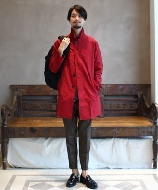 Tenue: Imperméable rouge, Pantalon chino gris foncé, Slippers en cuir noirs, Sac à dos en toile noir
