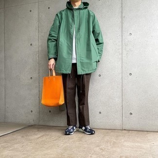Comment porter un sac fourre-tout en cuir orange: Associe un imperméable vert avec un sac fourre-tout en cuir orange pour un look idéal le week-end. Une paire de chaussures de sport bleu marine et blanc est une option parfait pour complèter cette tenue.