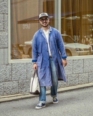Tendances mode hommes: Pense à opter pour un imperméable bleu et un jean bleu clair pour obtenir un look relax mais stylé.