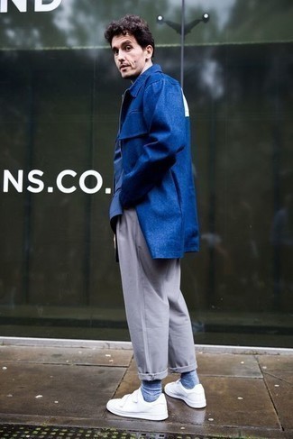 Un pantalon chino à porter avec un t-shirt à col rond bleu au printemps: Associe un t-shirt à col rond bleu avec un pantalon chino pour un look de tous les jours facile à porter. Cette tenue se complète parfaitement avec une paire de baskets basses en toile blanches. On aime ce look, bien printanière.
